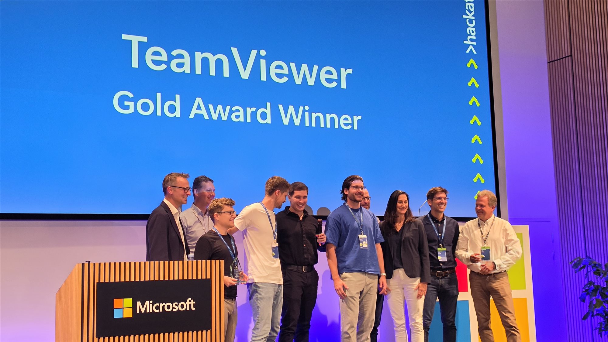 The TeamViewer team after receiving the gold award